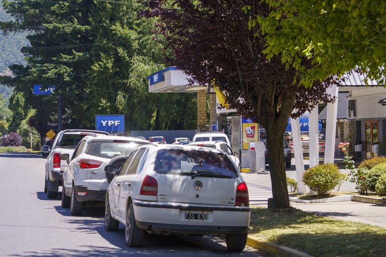 Las filas para cargar combustible, un clásico de temporada. Las filas para cargar combustible, un clásico de temporada.