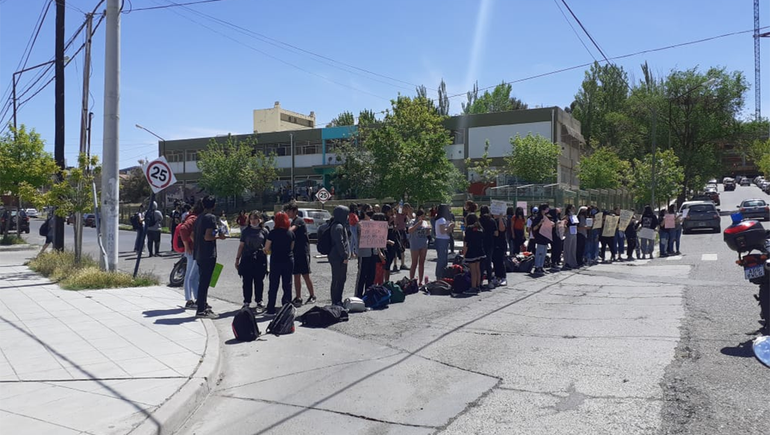 Madre del CPEM 12 denuncia que su hijo fue escrachado falsamente como abusador