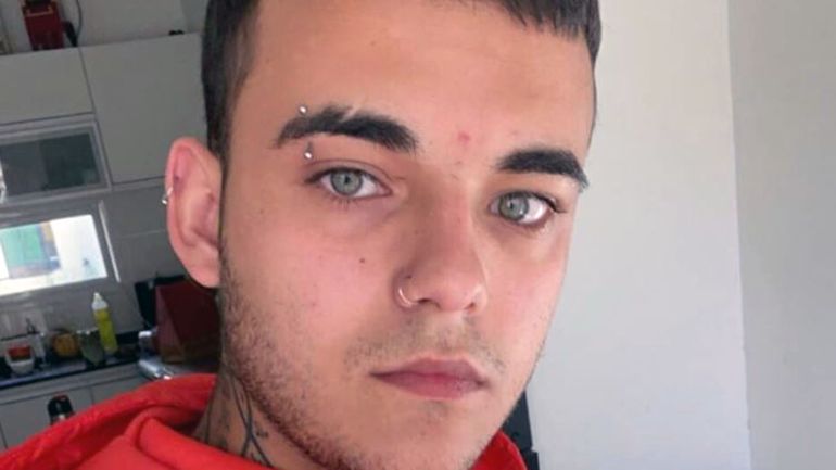 Asesinaron a un joven y dejaron el cuerpo al lado de bolsas de droga