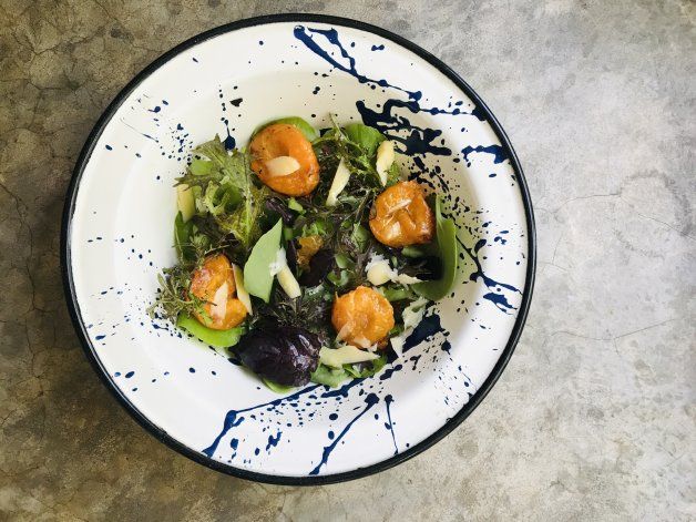 Ensalada de hojas verdes, damasco y provolone