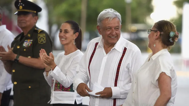 En el medio, lLa presidenta electa, Claudia Sheinbaum, y el actual mandatario, López Obrador.