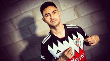 El Pity Martínez posó con la nueva camiseta de River. El Pity Martínez posó con la nueva camiseta de River.