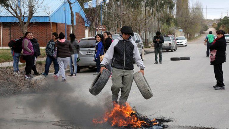 La protesta frente al Distrito 6 incluyó quema de neumáticos.