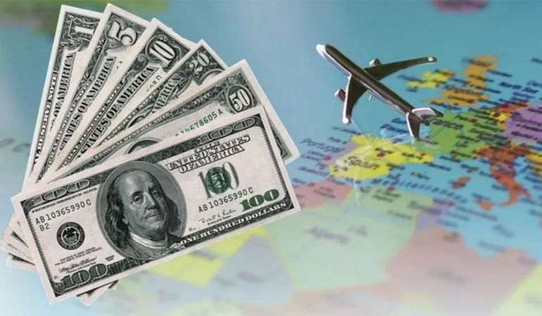 Cuánto es la multa por viajar con dólares sin declarar en 2024