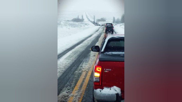 La caravana de vehículos empieza en Piedra del Águila, hacia la cordillera. La caravana de vehículos empieza en Piedra del Águila, hacia la cordillera.