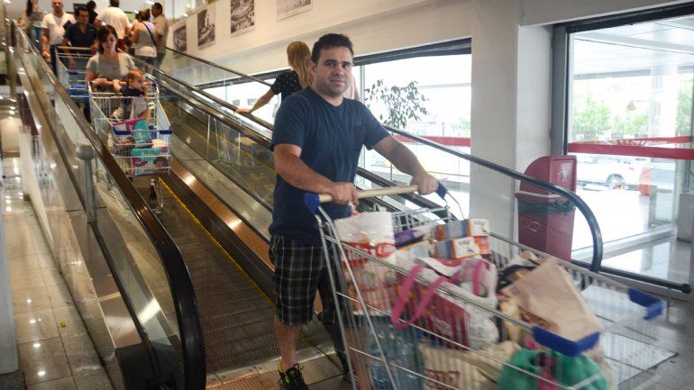 Gran cantidad de consumidores se volcaron a los supermercados
