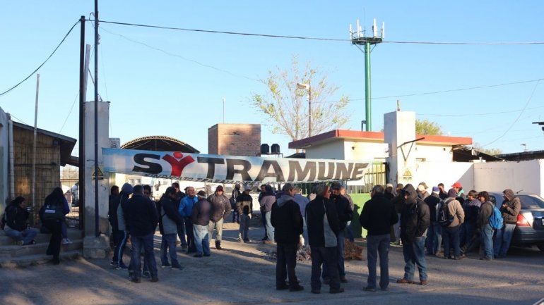 Tras nuevos despidos, municipales amenazan con endurecer las protestas