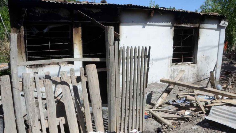 Quemaron la vivienda del abusador de la joven down