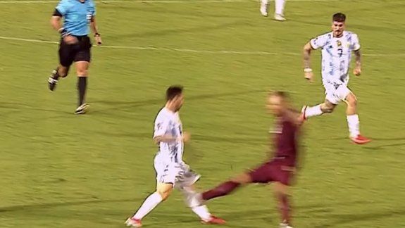 La patada criminal a Messi y los memes después del susto
