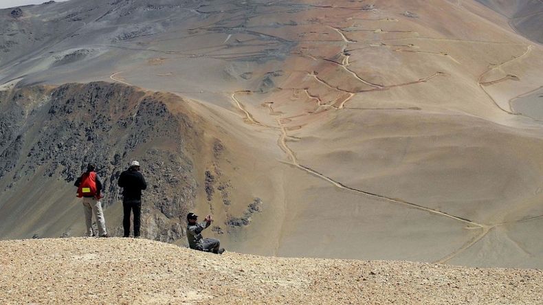 Mientras el SMVM apenas llega a $322.200, un minero calificado multiplica por 7 u 8 ese piso legal. | LM Neuquen Mientras el SMVM apenas llega a $322.200, un minero calificado multiplica por 7 u 8 ese piso legal.