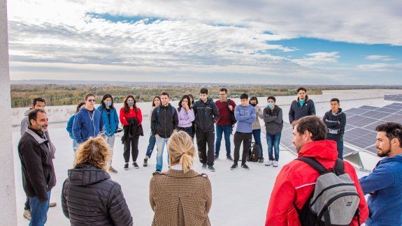 Estudiantes de Ingeniería de la UNCo recorrieron los paneles solares en la Legislatura