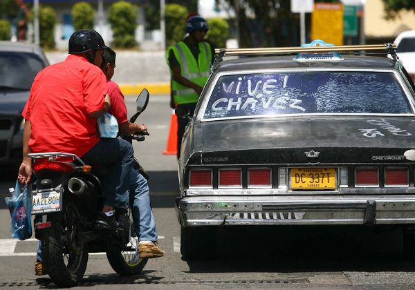 Traslado de Chávez a Venezuela no despeja incertidumbre por su salud