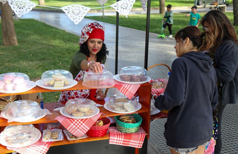 Ain Andrés y su bici-pastelería. Ain Andrés y su bici-pastelería.