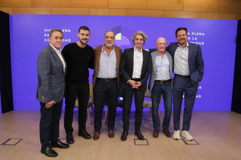 De izq. a der. Héctor Pérez, presidente de Fundación OSDE; Diego Leuco; Martín Pochat, presidente del Grupo OSDE; Diego Bernardini; Luis Fontana, Director General del Grupo OSDE; Cristian García Sarubbi, Director de Comunicación y Desarr De izq. a der. Héctor Pérez, presidente de Fundación OSDE; Diego Leuco; Martín Pochat, presidente del Grupo OSDE; Diego Bernardini; Luis Fontana, Director General del Grupo OSDE; Cristian García Sarubbi, Director de Comunicación y Desarr