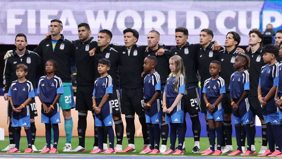 Los canales de televisión reproducirán el Himno cantado por los jugadores.