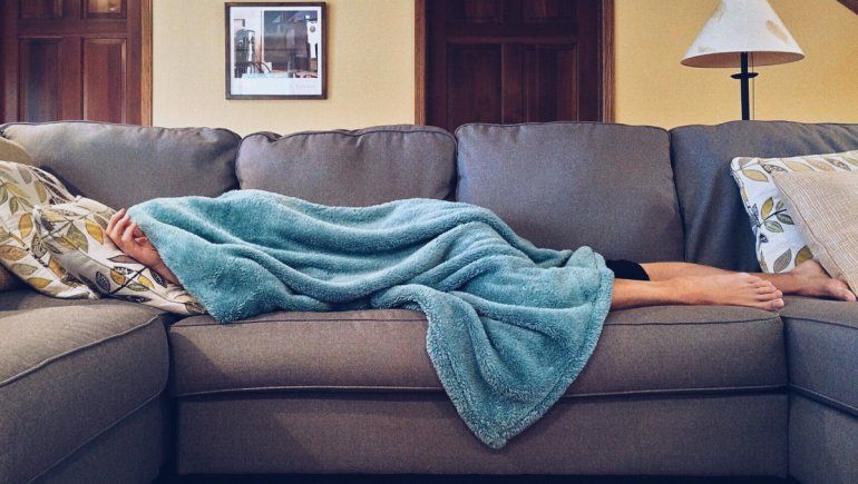 TikTok: un extraño ingresó a casa ajena y se quedó dormido en el sofá. | Foto referencial.