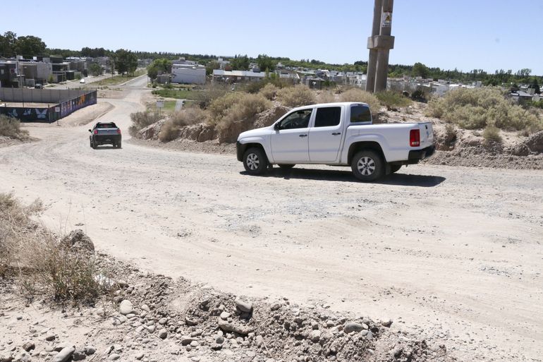 Rincón de Emilio: una obra complica el ingreso al barrio