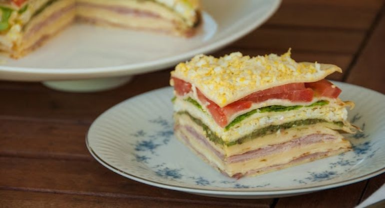 Torre de panqueques, un clásico fresco y rico para fin de año. Torre de panqueques, un clásico fresco y rico para fin de año.