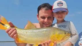El guía de pesca y su pequeño hijo / Foto Archivo