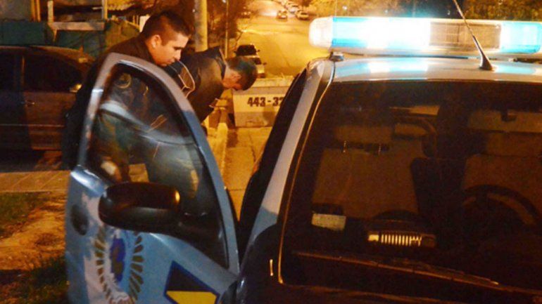 La caída del sicario colombiano (izquierda) y la detención del estafador africano (derecha).