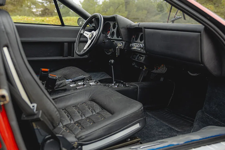 Aunque con 20 CV menos que su antecesora, la 365 GT/4 BB, esta Ferrari 512 BB podía alcanzar una velocidad máxima de 302 km/h. (Fotos: CarJager) Aunque con 20 CV menos que su antecesora, la 365 GT/4 BB, esta Ferrari 512 BB podía alcanzar una velocidad máxima de 302 km/h. (Fotos: CarJager)