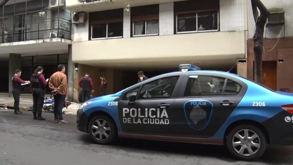 Tiraron un adoquín desde un puente y mataron a una policía