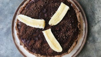 Una torta bomba con banana, chocolate y dulce de leche