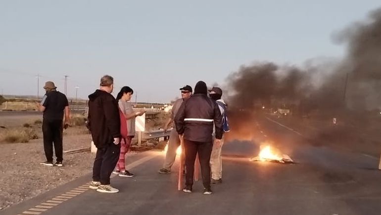 Trabajadores de Desarrollo Social volvieron a cortar la ruta en Arroyito