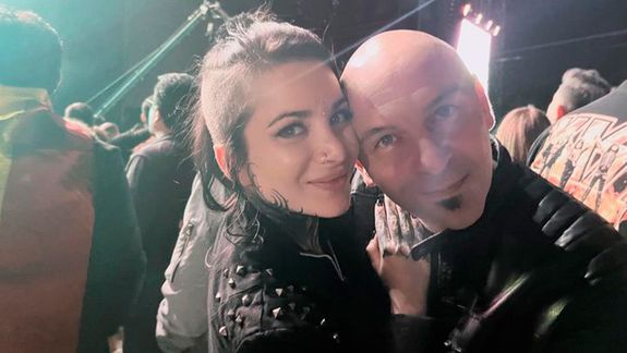 Alexis Puig y su novia.
