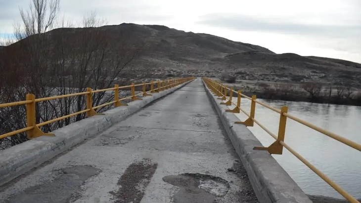 El puente actual: Un solo carril que generó décadas de demoras, a punto de ser reemplazado. El puente actual: Un solo carril que generó décadas de demoras, a punto de ser reemplazado.