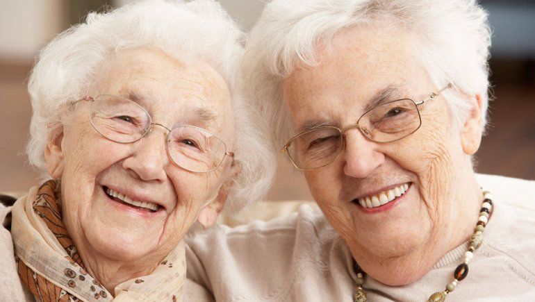 ¡A saludarlas! Este domingo se celebra el Día de las abuelas
