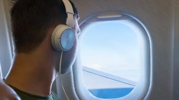 La nueva norma de la aerolínea busca reducir el ruido en cabina y mejorar la convivencia entre los viajeros durante los vuelos. La nueva norma de la aerolínea busca reducir el ruido en cabina y mejorar la convivencia entre los viajeros durante los vuelos.