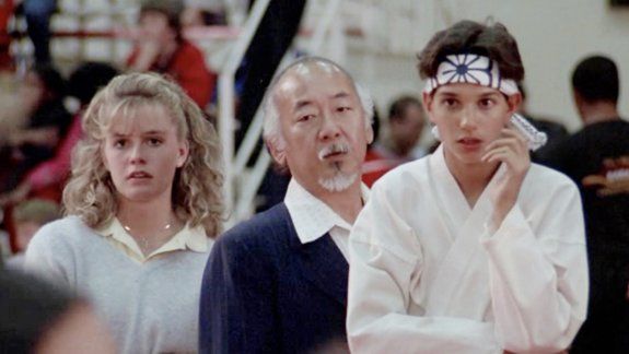 Lejos del ingenuo Daniel San, Ralph Macchio encarna a un policía corrupto.