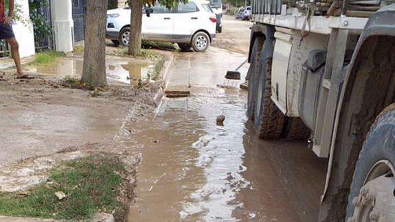 La lluvia y el robo de las bocas de tormenta complicaron las calles