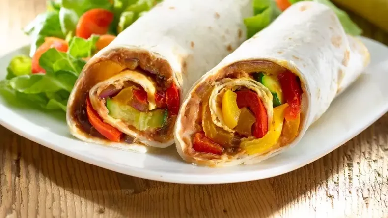 Idea de cena rápida pero deliciosa: wraps de pollo, verduras y queso en minutos