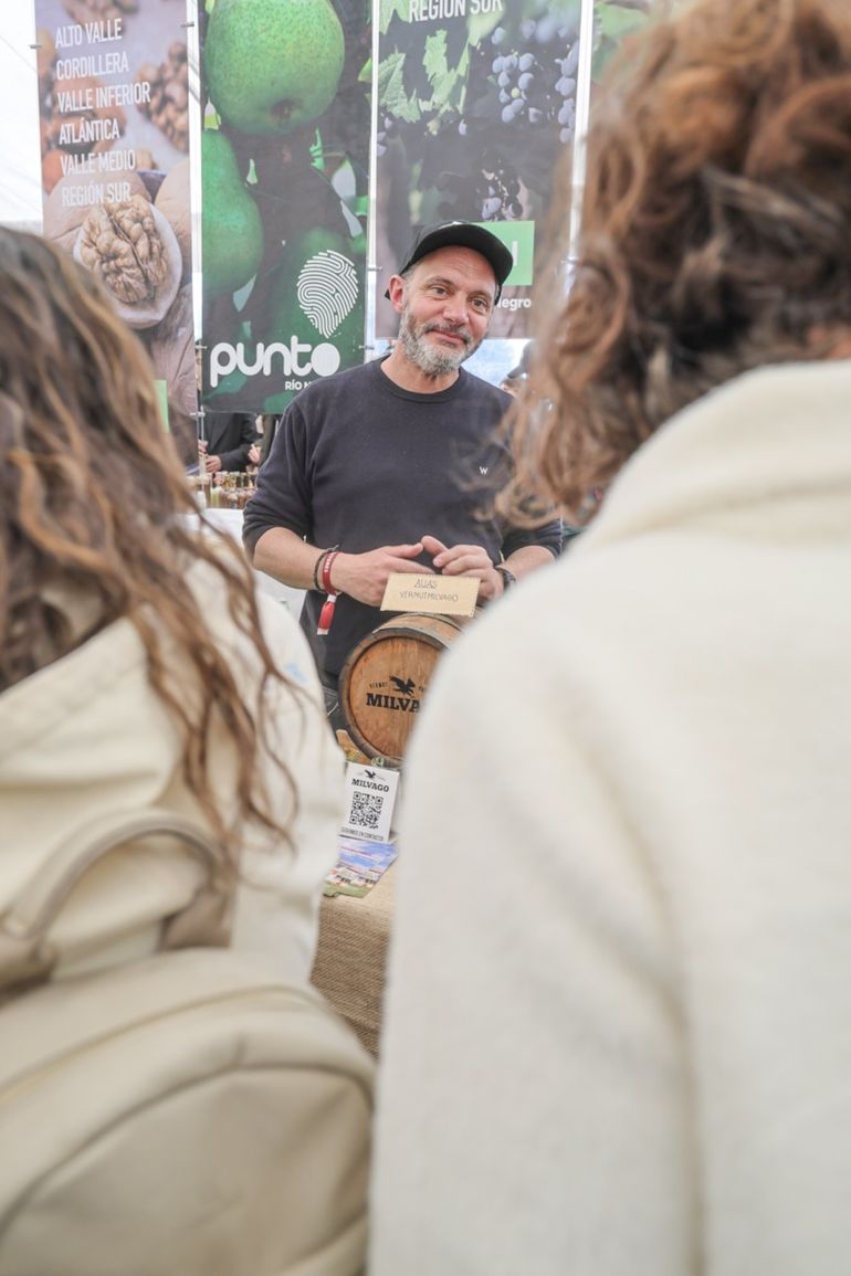 Ezequiel Friedler,productor del Vermut barilochense  Milvago en plena feria.
