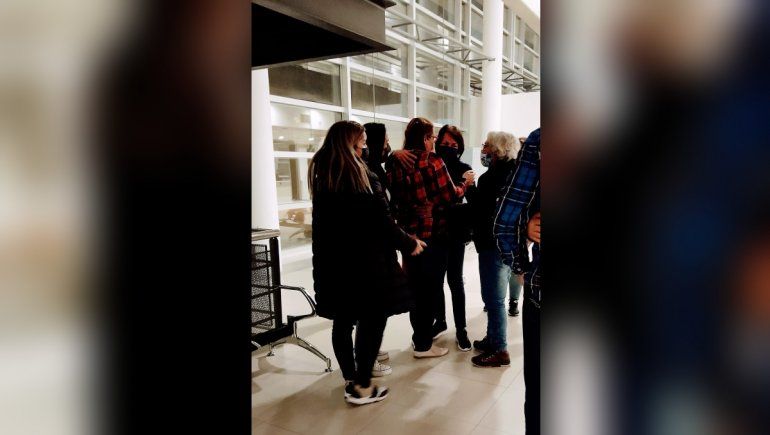 La hija y la hermana de Roque Mora, tía y sobrina, se abrazaron el sábado tras conocer el veredicto del jurado popular. 