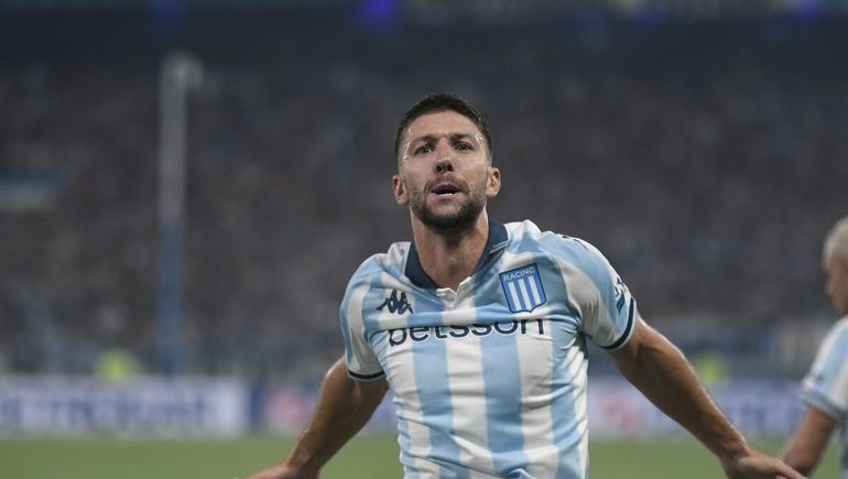 En un clásico picante y con polémica, Racing derrotó a Boca y lo hundió en la tabla