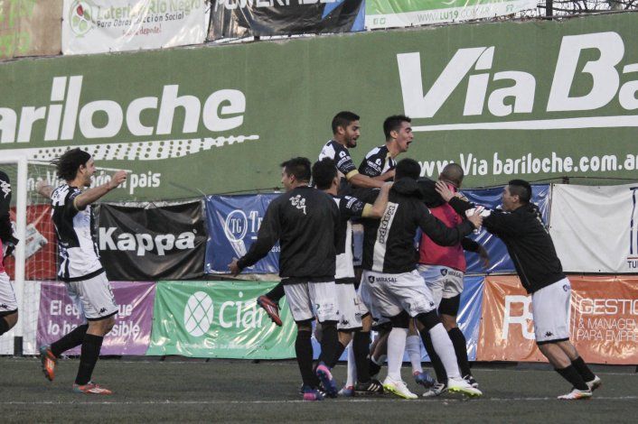 Cipo lo gana desde el vestuario: Farías aprovechó la primera pelota del partido a favor para poner el 1-0.