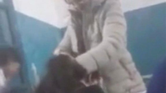 Captura de la filmación de la docente en el momento de la agresión.