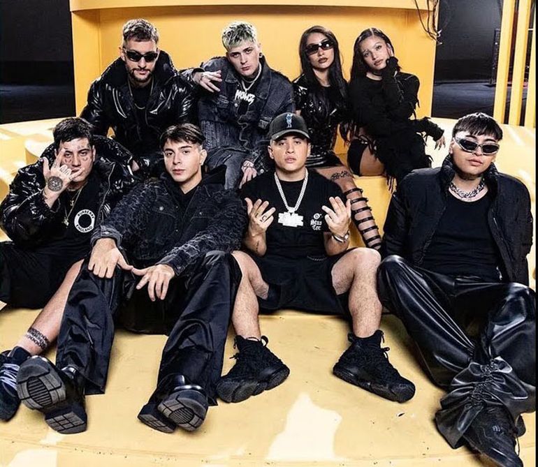 María Becerra parece ir marcando la carrera de la China Suárez. María Becerra parece ir marcando la carrera de la China Suárez.