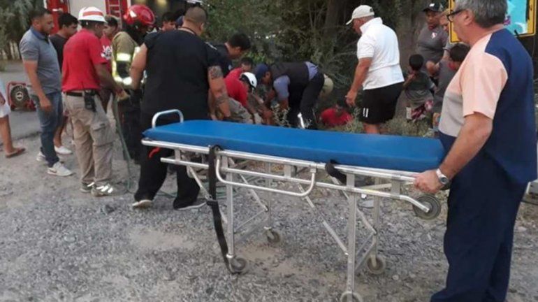 Motociclista está grave tras chocar contra un poste y caer a un canal