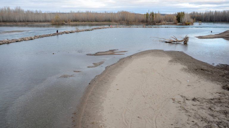 Desde la AIC dijeron que no habrá agua este verano. Ya hay una baja importante en los ríos Limay y Neuquén.