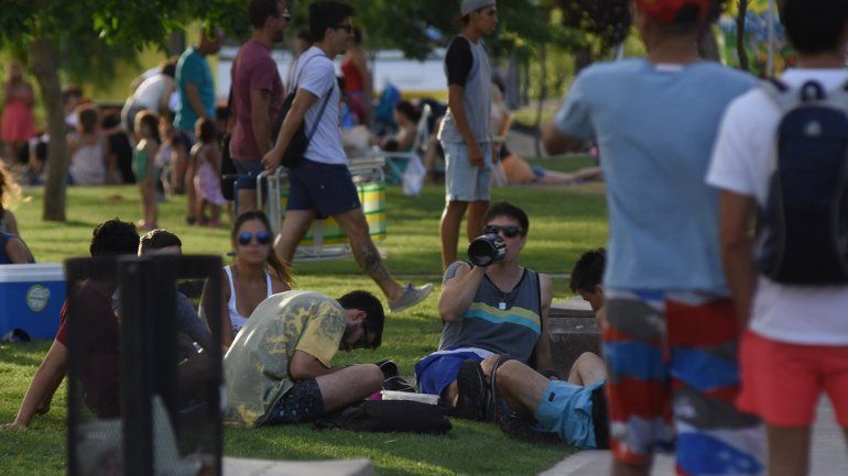 Hay preocupación por la cantidad de chicos de entre 14 y 18 años que beben en los balnearios sin ningún tipo de control. Dicen que empiezan a tomar a la siesta y siguen hasta la noche.&nbsp;