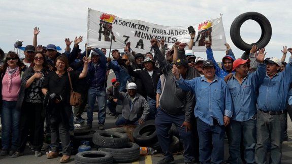 Sigue la protesta municipal en la Ruta 22 por reclamo salarial