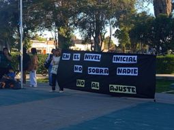 El reclamo fue llevado a cabo en la Plaza San Martín por los padres de los alumnos reubicados en la Escuela 39. Foto: Radio Seny.