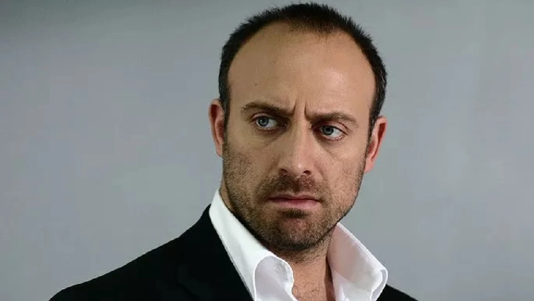 Condenaron a 2 años de cárcel a famoso actor de novelas turcas : de qué lo acusan