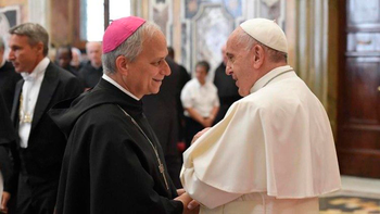 Francisco, con el entonces cardenal Robert Prevost.