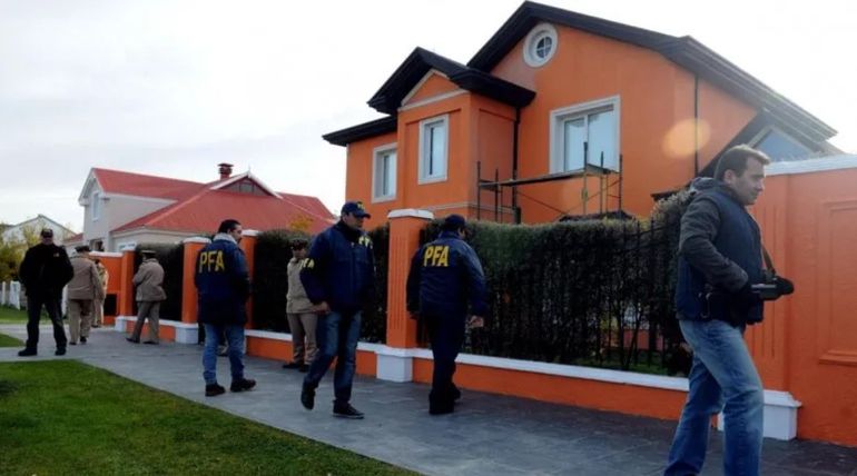 Allanamiento de la Policía Federal en una chacra de Lázaro Báez, en abril de 2016, el año de su detención. Allanamiento de la Policía Federal en una chacra de Lázaro Báez, en abril de 2016, el año de su detención. 