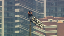 una pareja encapuchada escalo hasta la cima del empire state: las impactantes imagenes una pareja encapuchada escalo hasta la cima del empire state: las impactantes imagenes